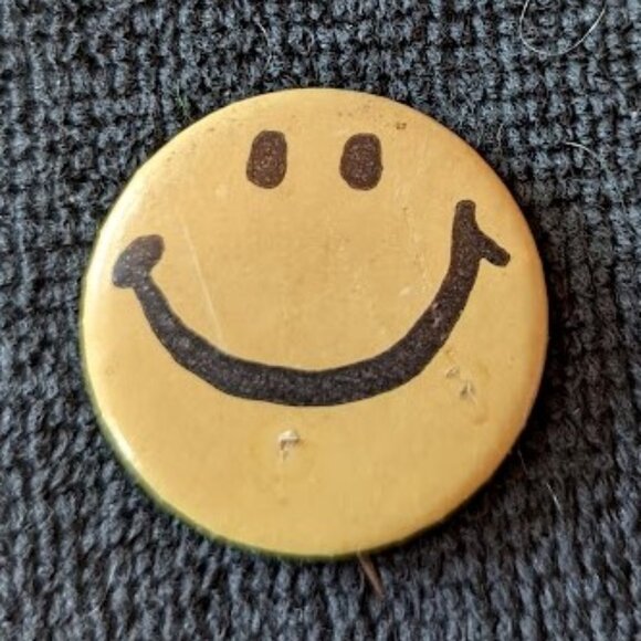 20% OFF Vintage Small Smiley Face Pin Button c mid-1960s - Picture 1 of 3